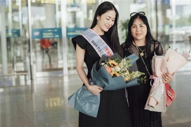 Tuyết Nga cùng mẹ về nước sau khi đăng quang Hoa hậu Áo dài Việt Nam - Ảnh 2.