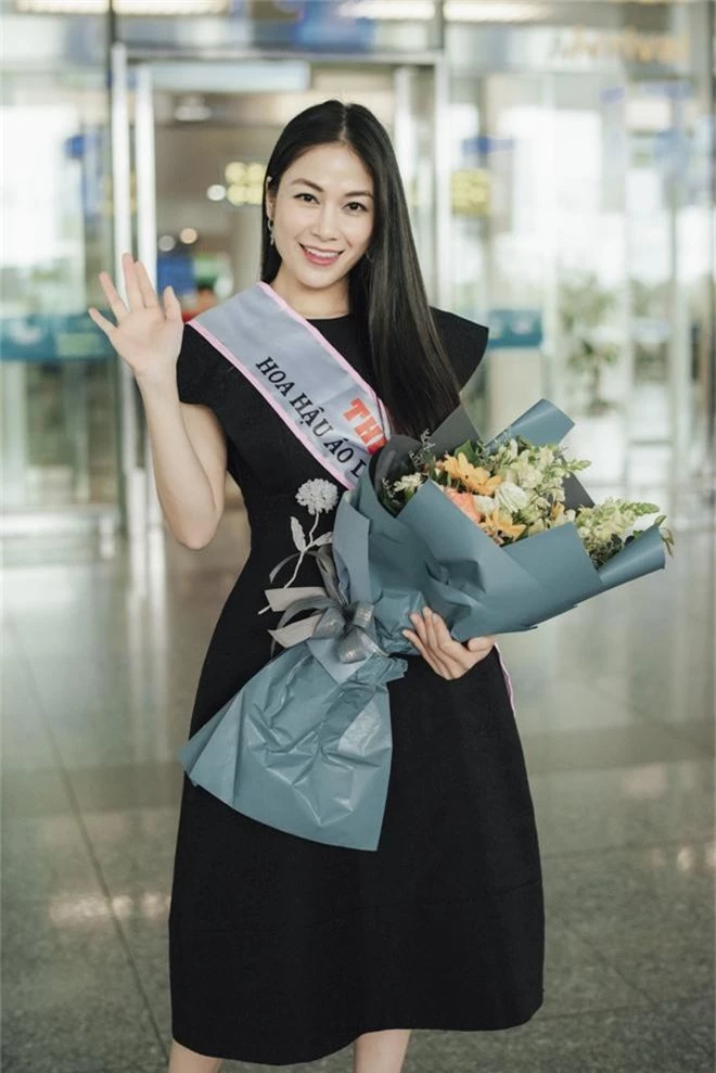 Tuyết Nga cùng mẹ về nước sau khi đăng quang Hoa hậu Áo dài Việt Nam - Ảnh 4.