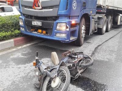 Người đàn ông chở đá lạnh bị xe container kéo lê lao qua ngã tư