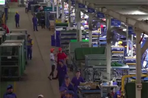 Clip: Bên trong nhà máy 90 giây lắp ráp xong một chiếc xe điện