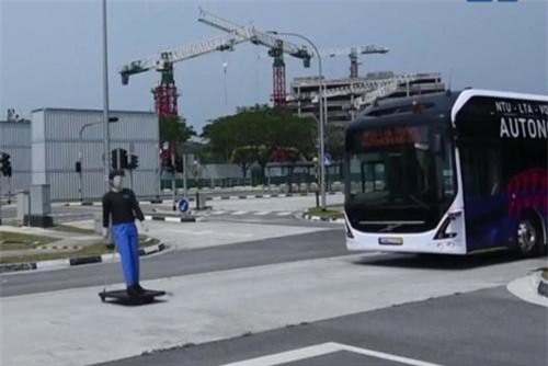 Clip: Xe bus điện không người lái đầu tiên trên thế giới được ra mắt tại Singapore