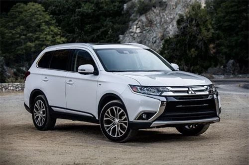 Mitsubishi Outlander (giảm giá từ 15,5-51,5 triệu đồng, tuỳ từng phiên bản).