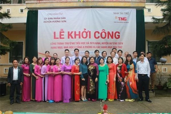 Lãnh đạo Tập đoàn TNG Holdings Vietnam, đại diện chính quyền địa phương cùng tập thể giáo viên Trường Tiểu học xã Sơn Ninh tại Lễ khởi công