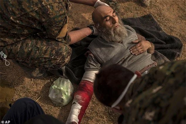 Một người dân thường bị thương do cuộc không kích chống lại IS ở vào Chủ nhật (10/3).