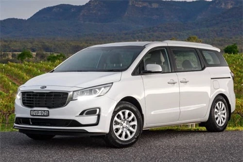 6. Kia Carnival (doanh số: 9.990 chiếc).