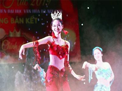 Ngắm nữ sinh ĐH Văn hóa đắm mình trong vũ điệu 'mỹ nhân ngư' lộng lẫy