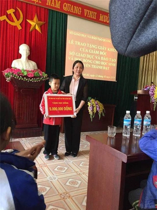Cậu bé 8 tuổi vùng cao cùng mẹ vượt 100km để học tiếng Anh nhận thư khen của Bộ trưởng và học bổng - Ảnh 1.