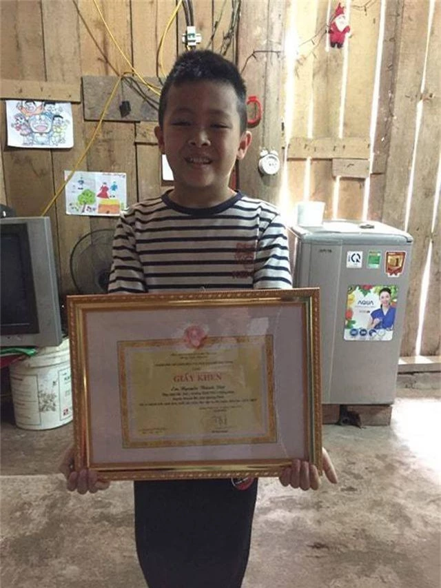 Cậu bé 8 tuổi vùng cao cùng mẹ vượt 100km để học tiếng Anh nhận thư khen của Bộ trưởng và học bổng - Ảnh 2.