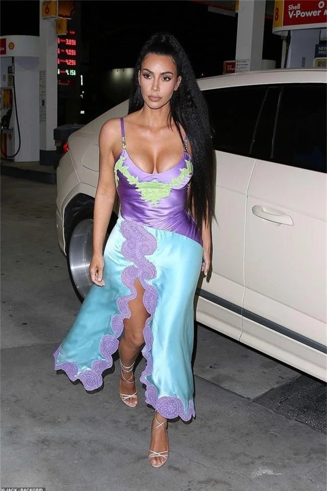 Kim Kardashian gợi cảm đi dự đám cưới bạn - 1