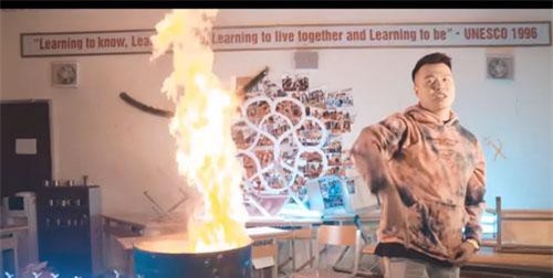 Nhóm rapper Việt đốt sách vở của học sinh trường Amsterdam bị chỉ trích dữ dội