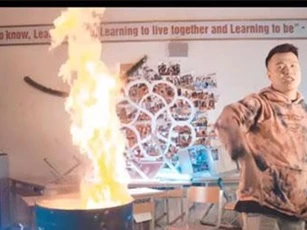 Nhóm rapper Việt đốt sách vở của học sinh trường Amsterdam bị chỉ trích dữ dội