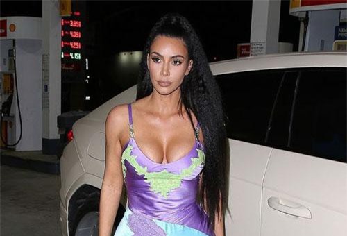 Kim Kardashian gợi cảm đi dự đám cưới bạn