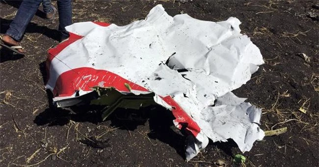 Một mảnh vỡ của chiếc máy bay Ethiopia. Ảnh: Reuters.