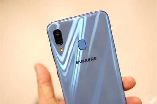 Hé lộ giá bán smartphone camera kép, pin 4.000 mAh của Samsung ở Việt Nam