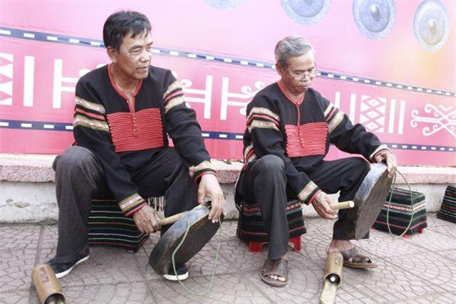 Độc lạ màn trình diễn đúc cồng chiêng Êđê