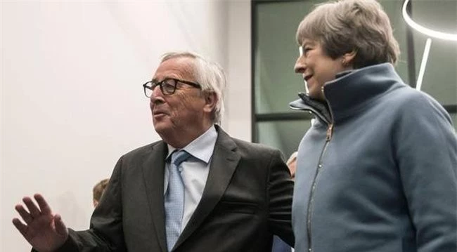 Thủ tướng Anh Theresa May và Chủ tịch Ủy ban châu Âu Jean-Claude Juncker. Ảnh: Belfast Telegraph.