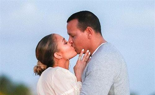 Jennifer Lopez hé lộ khoảnh khắc bồ trẻ cầu hôn