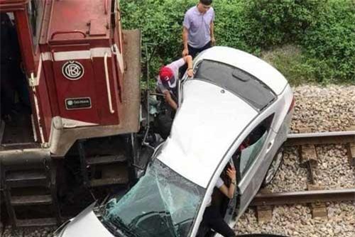 Va chạm với tàu hỏa, 5 người trên xe ôtô thương vong
