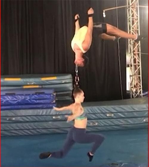 Sửng sốt trước tiết mục xiếc thử thách sức khỏe của... mái tóc và hàm răng