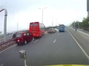 CLIP: Toàn cảnh vụ đâm xe liên hoàn trên đường cao tốc