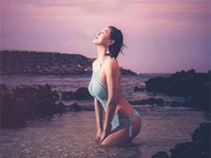 Cô gái bán thịt nướng bất ngờ nổi khắp thế giới nhờ vòng một 'khủng'