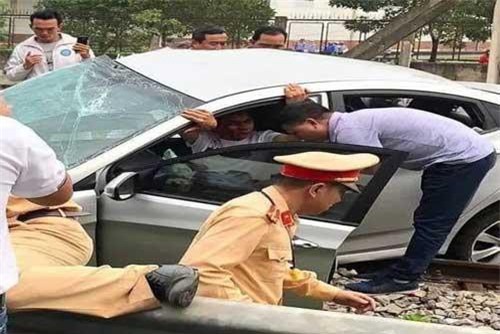 Xác định nguyên nhân ban đầu vụ tàu hỏa tông ôtô làm 2 người chết