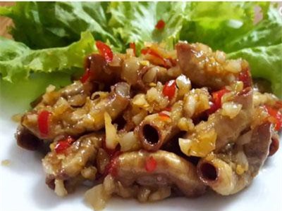 CLIP: Cách làm lòng heo chiên tỏi ớt mới lạ