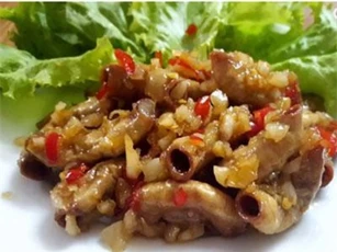 CLIP: Cách làm lòng heo chiên tỏi ớt mới lạ