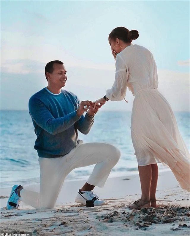 Jennifer Lopez hé lộ khoảnh khắc bồ trẻ cầu hôn - 1