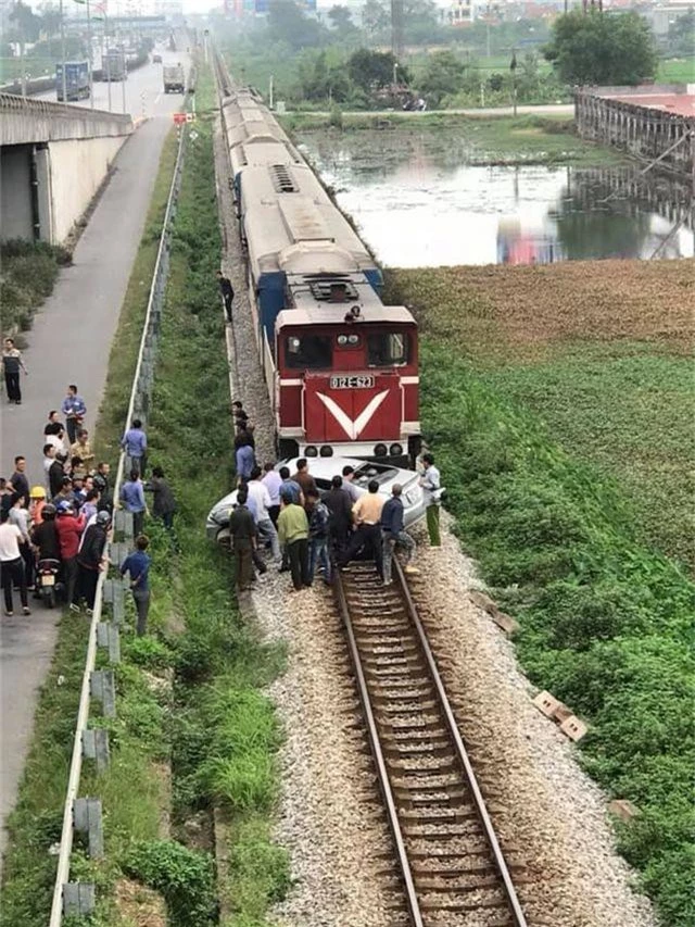 Xác định nguyên nhân ban đầu vụ tàu hỏa tông ô tô làm 2 người chết - 2