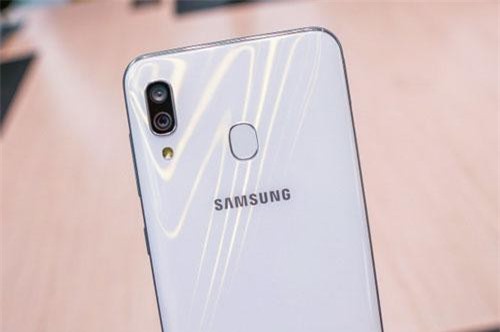 Chi tiết smartphone camera kép, pin ‘khủng’, giá 5,79 triệu ở Việt Nam