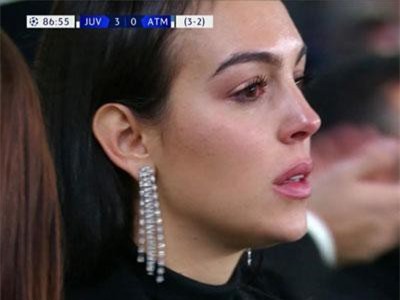 Bạn gái sung sướng phát khóc vì Cris Ronaldo