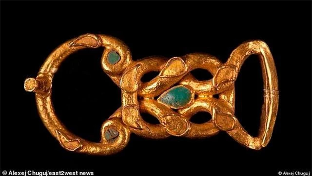 Một trong những món đồ bằng vàng được thiết kế tinh xảo, nằm trong mộ cổ của công chúa Crimea cổ đại.