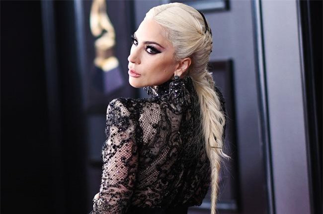 Lady Gaga so sánh mạng xã hội như "nhà vệ sinh công cộng của Internet"