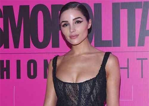 Hoa hậu hoàn vũ khoe ngực đầy đặn và chân thon dài