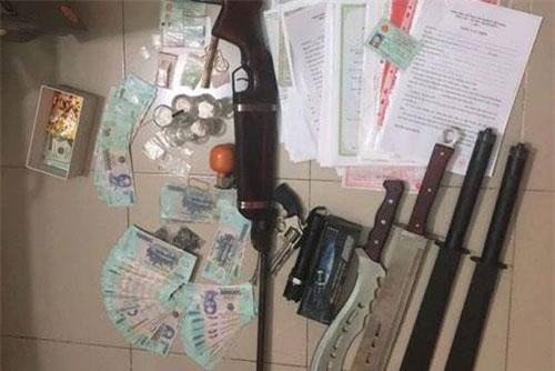 Bình Dương: Thu giữ súng, ma tuý trong tiệm cầm đồ của "ông trùm" cho vay nặng lãi