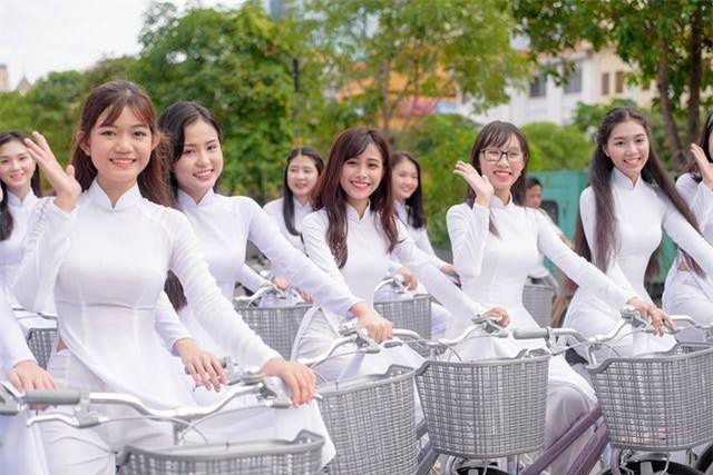 Hoảng hốt nữ sinh đòi kéo chân, phẫu thuật... để "săn" đại gia