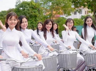 Hoảng hốt nữ sinh đòi kéo chân, phẫu thuật... để "săn" đại gia