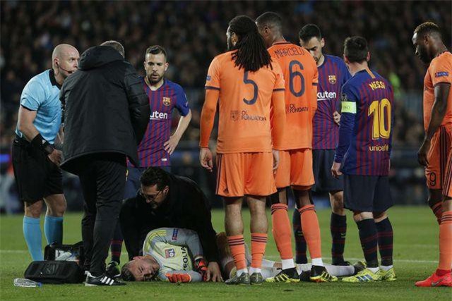 Va chạm mạnh với Coutinho, thủ môn Lyon mất trí nhớ tạm thời