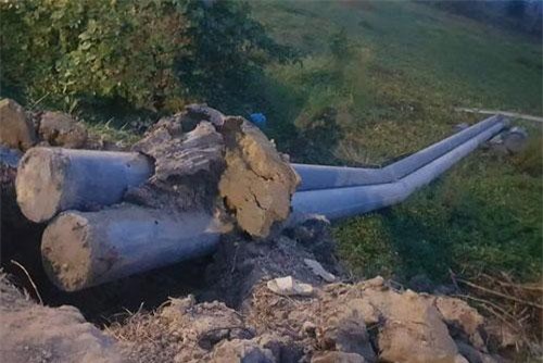 Kiên Giang: Cột điện đổ đè 2 người thương vong