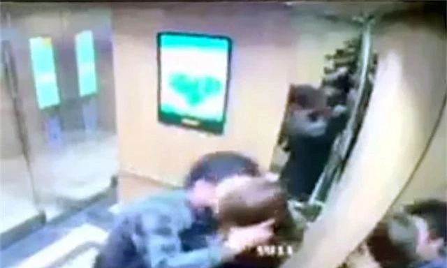 Vụ nữ sinh bị sàm sỡ trong thang máy: Tổ chức buổi xin lỗi công khai tại tòa nhà - 1