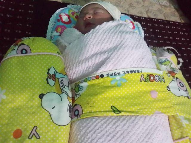 Hà Tĩnh: Bé gái sơ sinh bụ bẫm bị bỏ trong túi nilon nằm bên vệ đường