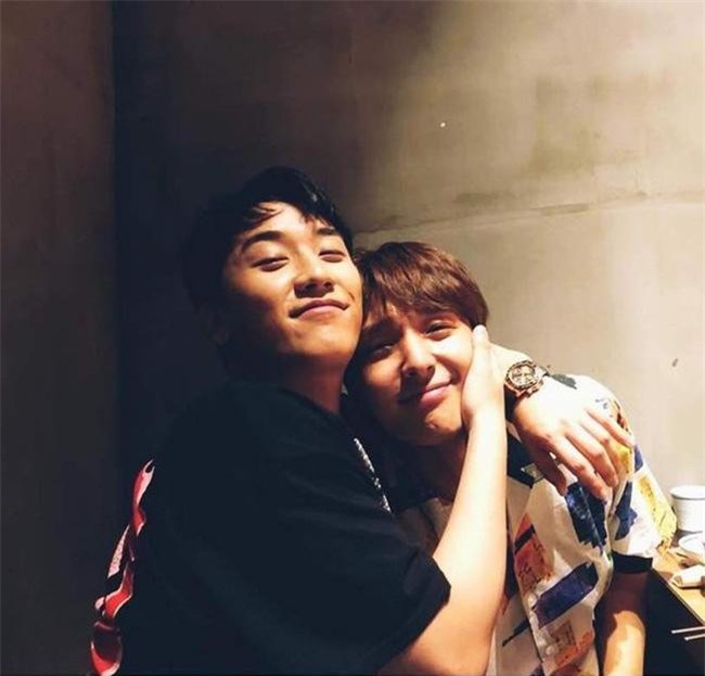 Thêm một nam ca sĩ thần tượng bị đuổi khỏi công ty vì bê bối chat sex, bị nhắc lại "phốt" ép nữ học sinh cấp 2 gửi ảnh khỏa thân