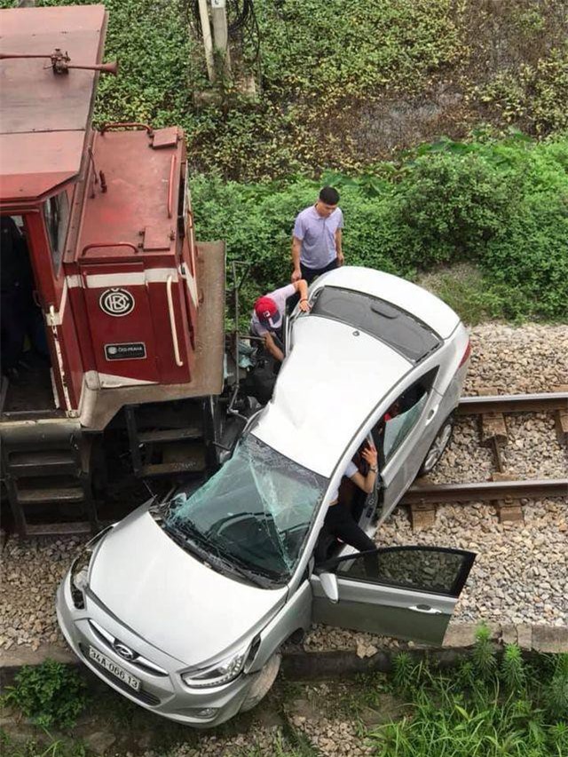 Vụ tàu hỏa đâm ôtô ở  Hải Dương: 5 nạn nhân là anh em, họ hàng