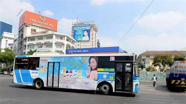 Giá cao, quảng cáo trên xe buýt tại TP.HCM bị “ế”. (Ảnh: TL)