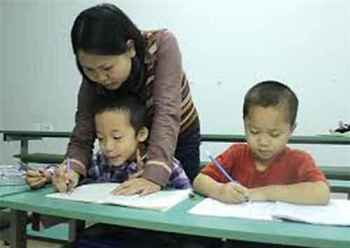 Cho con rèn chữ trước khi vào lớp 1: Lợi bất cập hại