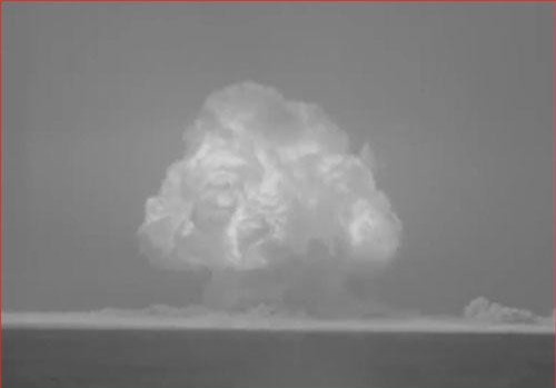 CLIP: Sức mạnh khủng khiếp của vụ thử bom nguyên tử đầu tiên trên thế giới