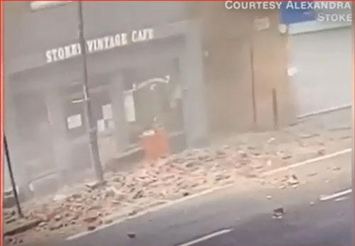 CLIP: Đi đường, bị "tử thần" trên cao ập xuống suýt đè chết