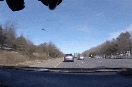 CLIP: Xe con mất kiểm soát, đâm thẳng vào rào chắn bên đường