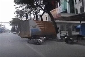 CLIP: Xe tải tạt đầu bất ngờ, suýt gây tai nạn nghiêm trọng cho người đi xe máy